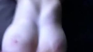 Amatorska nastolatka z fetichem stóp rozbiera się i ssie palce