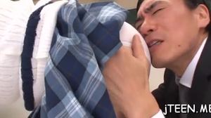 Japonska šolanka dobi surov oralni seks od svojega ljubimca