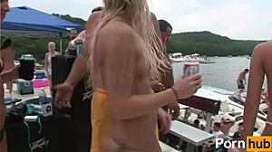 Bikini oblečená tínedžerka trese svojou zadnicou na verejnosti