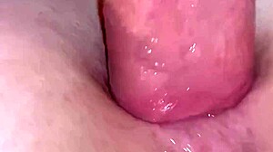 Seks anal MILF dan creampie dalam close-up HD