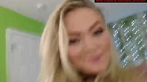 Seksi sarışın bimbo soyunuyor ve webcam videosunda büyük göğüslerini gösteriyor