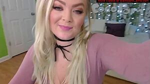 Une blonde sexy se déshabille et montre ses gros seins dans une vidéo webcam