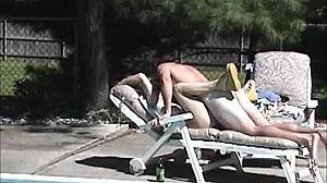 Natuurlijke tieten van onderdanige Susan stuiteren na het zwembad