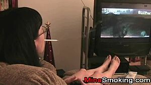 MILF-mamma nyter å røyke fetish med sin unge venn