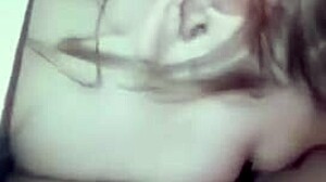 Riktigt hemmagjord video av en blondin och en brunett styvsyster som blir intima