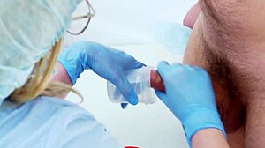 Lægernes handsker hjælper ham med at identificere en prostata-malkningssession