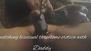 Ayah menikmati hiburan threesome biseksual dengan anaknya