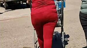 Gömd kamera fångar en tjock babe i röda leggings