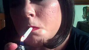 Femdom British Tina Snua menikmati fetish merokok