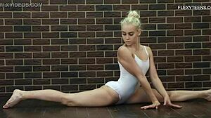 Blonde Babe Tornaszkova zeigt ihre Flexibilität in einem Solo-Video