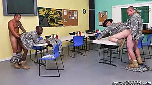 군대에서 젊은 게이 남자들이 솔로 놀이를 하는 HD 비디오