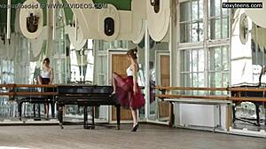 Gimnasta amatoare Alla Zadranaya își arată flexibilitatea goală