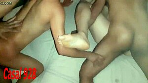 Sekumpulan swinger yang bernafsu mengadakan pesta liar dengan penetrasi berganda dan anal fuck