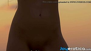 Mainan solo sensual dari vagina dicukur Serena Js di luar ruangan yang indah