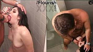 Kecantikan kulit hitam Afrika menikmati seks di bilik mandi di luar
