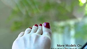 Piękne stopy i palce w foot fetish video z twistem