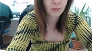 Geile Teenagerin mit großen Titten neckt vor der Webcam