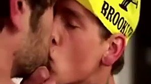 Pria gay Nordik menikmati instruksi masturbasi dengan kontol hitam dalam video HD