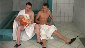Ruska milf sa velikim sisama postaje vruća i teška u sauni