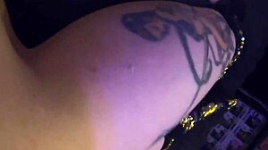 Veľké prsia a prskajúca akcia v karanténnom videu s tetovanou dievčinou