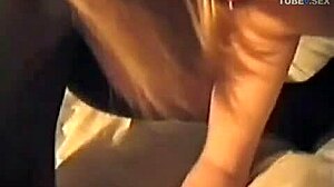 Un couple amateur se filme en train de profiter d'une vidéo de sexe
