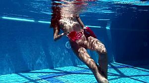Tiffany tatuoidun tytön HD-video, jossa hän sormettaa tiukkaa pilluaan uima-altaassa