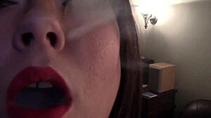 Élvezd meg a dohányzás rabszolgájának élvezetét ebben a HD videóban