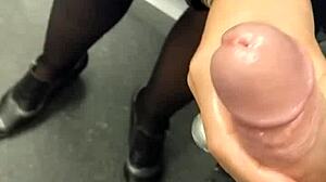Amatorska MILF w pończochach i bieliźnie masturbuje kutas swojego męża w publicznej windzie