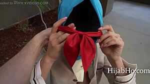 Młoda dziewczyna w hidżabie uczy się, jak dobrze się bawić