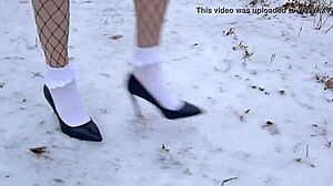 Čipke i čarape dodaju dodir elegancije ovoj snežnoj sceni