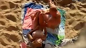 Bareback sex s párom s veľkými penismi na pláži