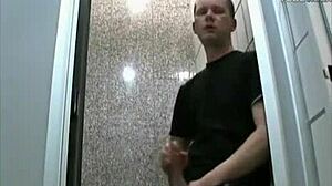 Gay amateur fait une fellation dans une toilette publique