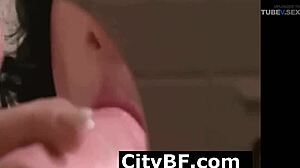Brunette wordt bedekt met sperma na een grote lul cumshot