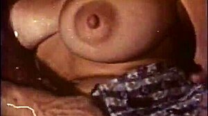 Egy nagy seggű szőke nőnek a melleit és a punciját nyalja ki egy hosszú patkányos férfi egy klasszikus pornó videóban