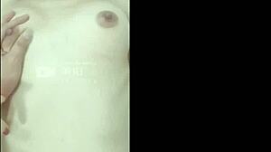 Gata asiática quente mostra seu corpo e se masturba na webcam