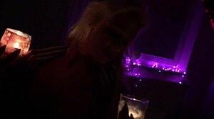 Аматорската блондинка Дейзи показва тялото си и уменията си за мастурбиране в домашно видео