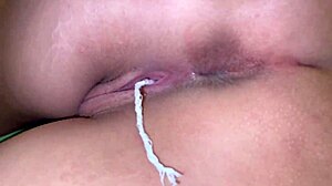 Close-up tubuh sempurna Irina dan klitorisnya ketika dia masturbasi