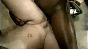 Fekete lány és fehér srác szexi interracial hármasban