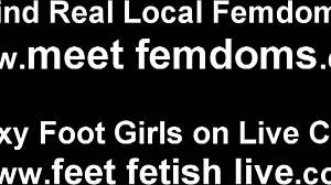 Les pieds et les orteils sont léchés dans une vidéo lesbienne HD