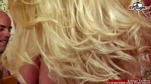 Une blonde aux gros seins reçoit une éjaculation dans la bouche après avoir baisé avec des talons hauts