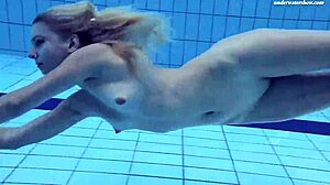 Video Xxxwater di una giovane bionda in bikini