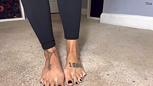 Pemujaan kaki yang dominan membawa kepada orgasme yang intens
