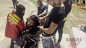 Une fille noire amateur reçoit une éjaculation interne sur une moto