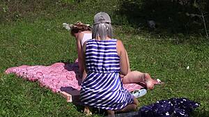 נשים שמן והיפות לסביות נהנות מאורגזמה בחוץ עם ויברטור ומשחק תחתוניות