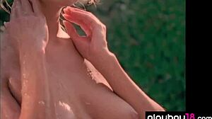 Popoasa blondă își arată sânii mari și falși într-un videoclip solo