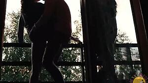 Amatørkjæresten suger stor kuk på balkongen i kremete overraskelse