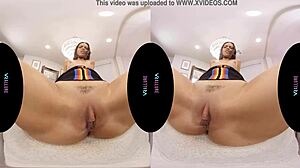 Vídeo de realidade virtual de Andreina Deluxe se masturbando com brinquedos