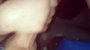 Teenagepigen giver sin kæreste en blowjob og sluger hans sperm