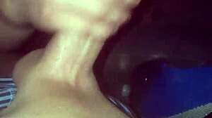 Teenagepigen giver sin kæreste en blowjob og sluger hans sperm