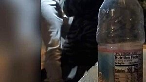 Amateur schwarze MILF wird beim Ficken in der Öffentlichkeit mit einer Flasche überrascht
